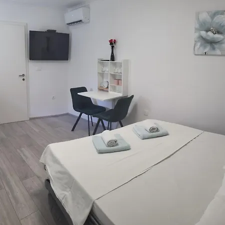 Apartment N&n With Free Private Parking Split